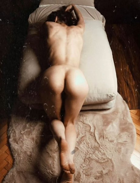 Selin Celikdelen naked model pictures