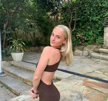 Chessielewis hot star picture