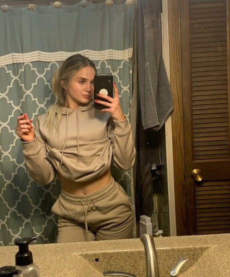 Royal Papaya model nude picture