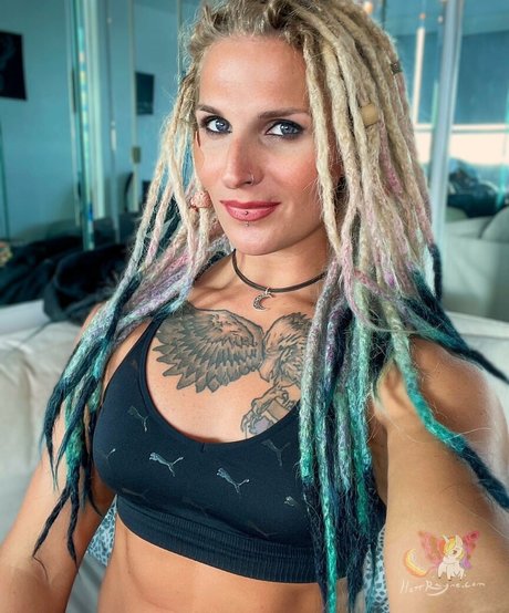 Hottrayne erotic pornstar galleries