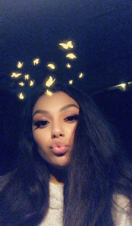 queencurls nude actress photos