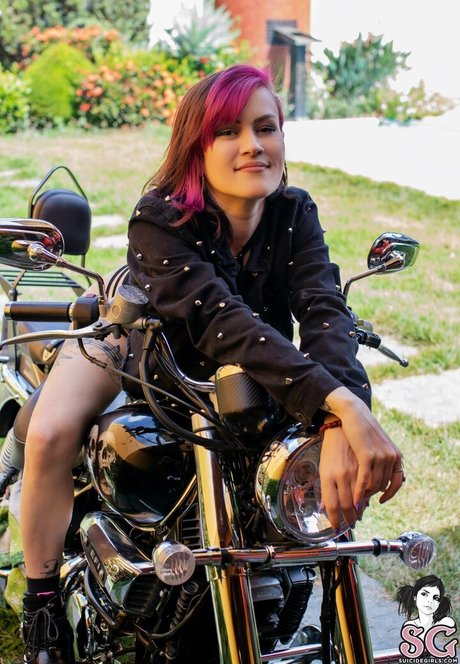 Ninha Suicide sexy pornstar pics