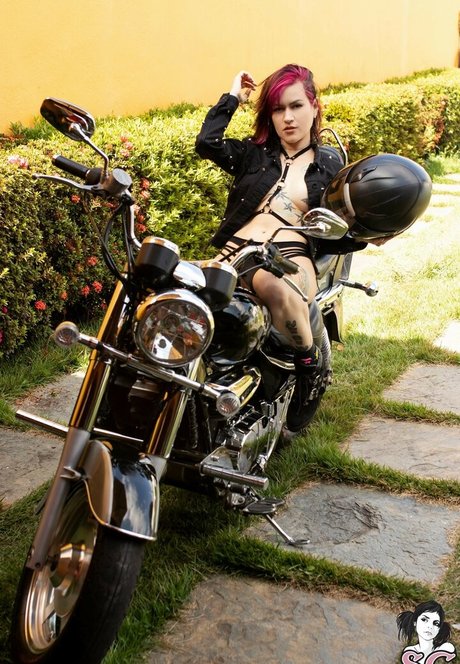 Ninha Suicide model naked img