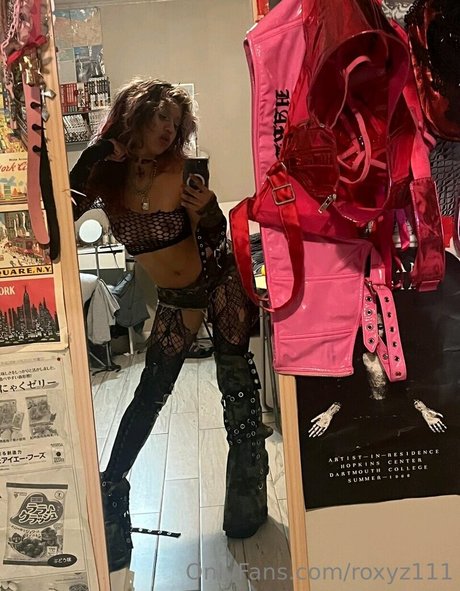 Roxyz111 pornstar beautiful images