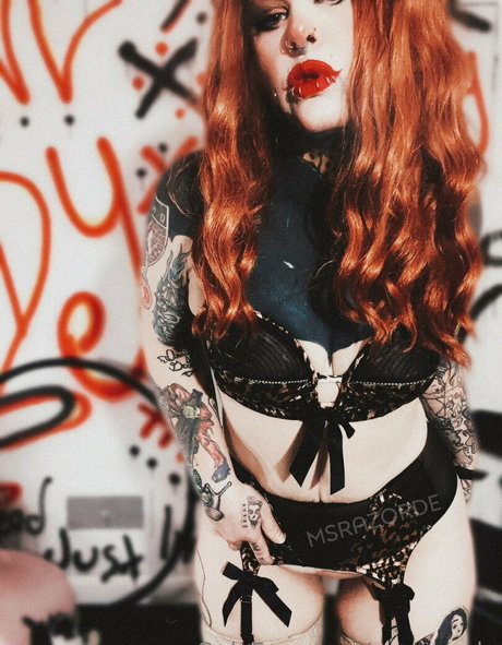 msrazorde model naked img