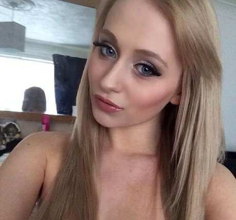 Missrachaelcx model art gallery