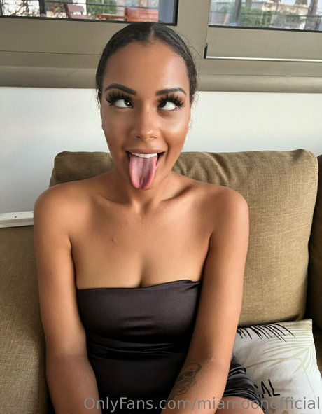 miamoonofficial model pornographic archive