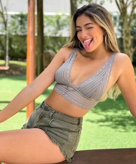 Julia Puzzuoli nude actress pic