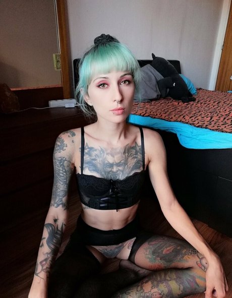 Discordiaghost naked model pic