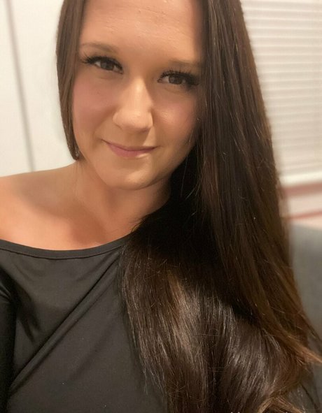 Hanna Lake nude star image