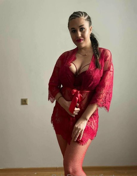 bustyyyyy xxx model image