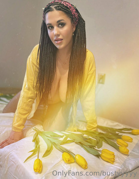 bustyyyyy model art galleries