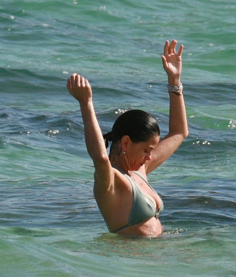 Teri Hatcher model high quality images