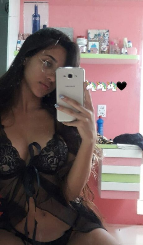 Lari Cogumelos naked model pic