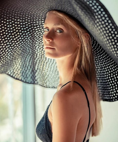 elabarkay actress image