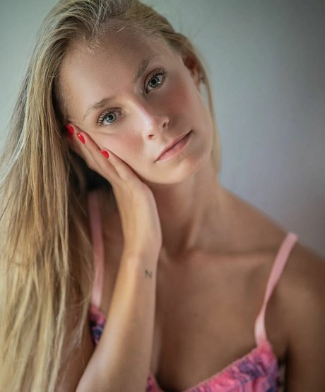 elabarkay model nude photo