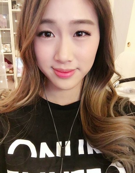 Yougelly model nudes picture