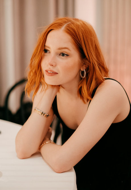 Ellie Bamber top star picture