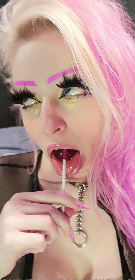 pinkys toes model picture