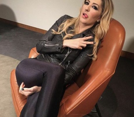 D Arcy Carden best model pic