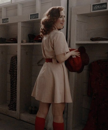 D Arcy Carden model hot images