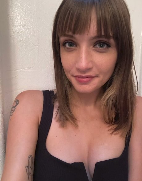 Alanah Mackie pretty star photo