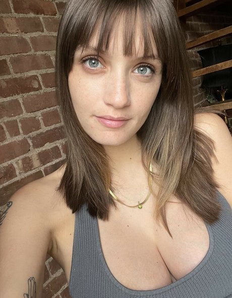 Alanah Mackie model hd image