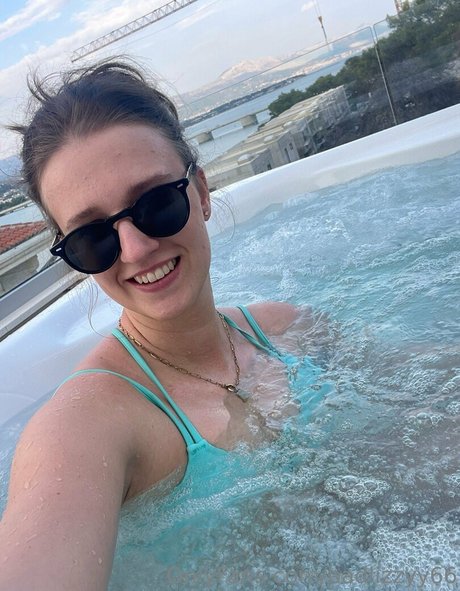 badlizzyy66 model hd pic