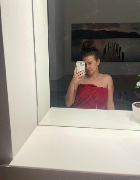 badlizzyy66 pretty actress img