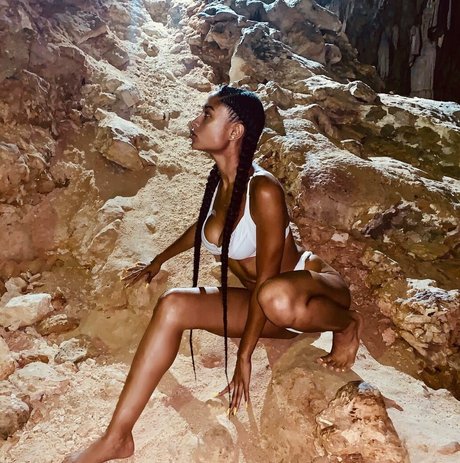 AlessiaSays model sexy pics