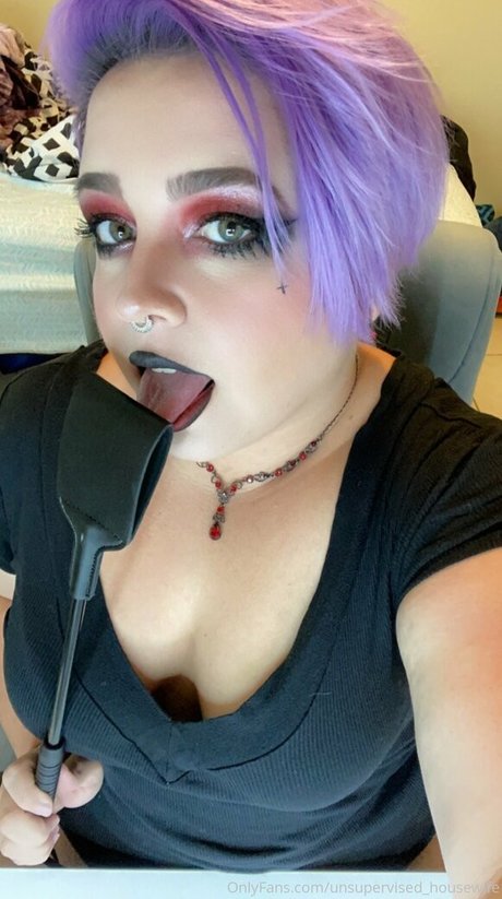 unsupervised housewife art model galleries