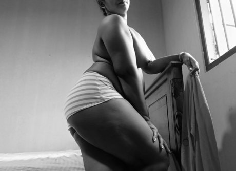 naughtyaunty adult model img