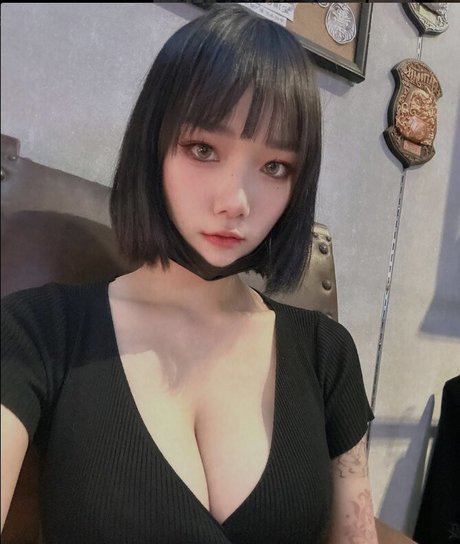 r 1 1111 exclusive pornstar image