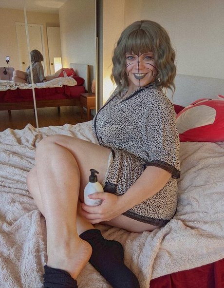 Naomiwastaken naked model pic