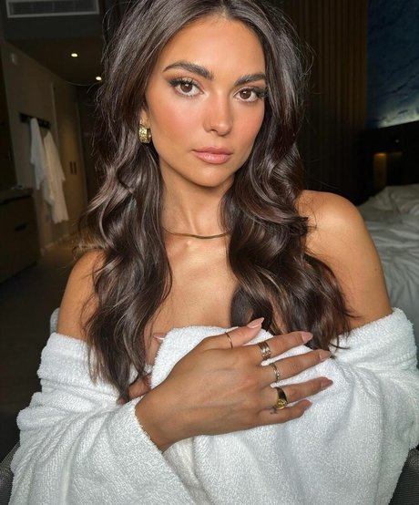 Kyra Santoro model erotic pics