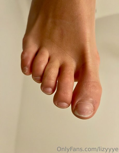 lizyyye nude pornstar picture