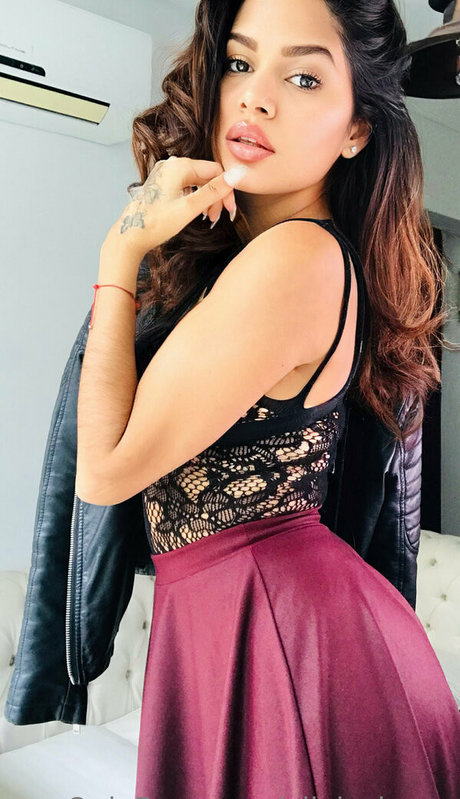 sofia jones2 model top pic