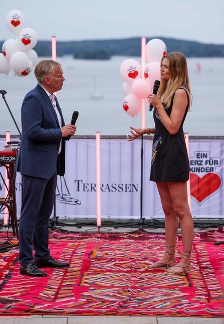 Toni Garrn star free photos