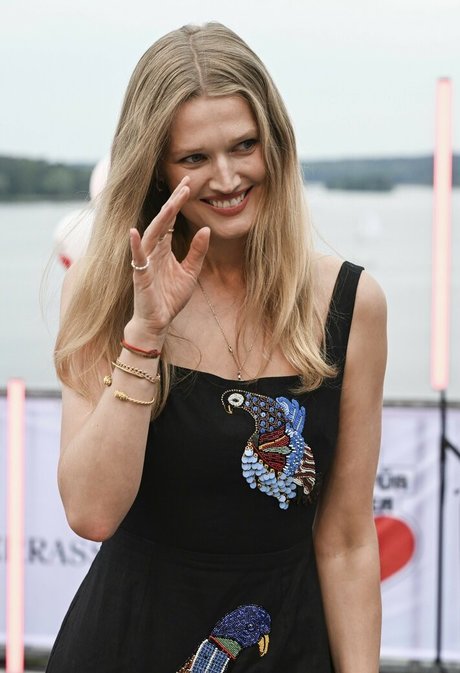 Toni Garrn free star archive