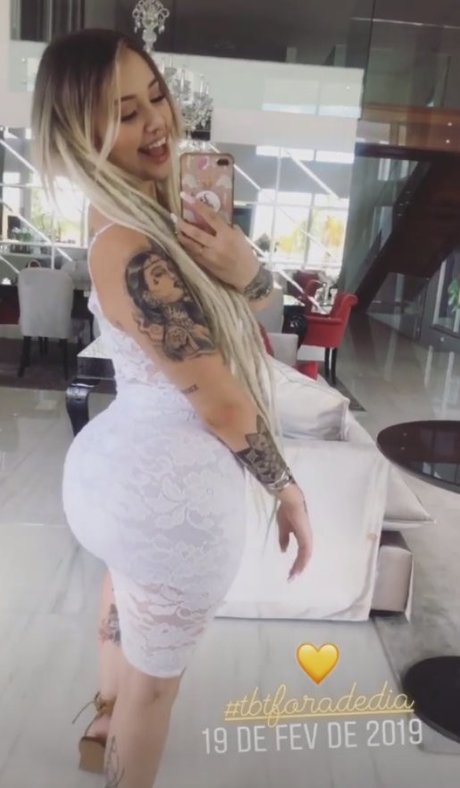 Victoria Macan star sexy pics