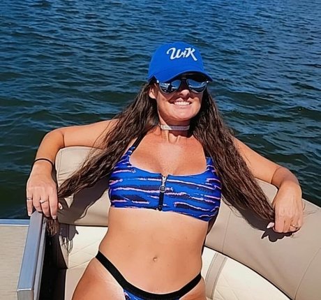 Baddie2thebone star hot pics