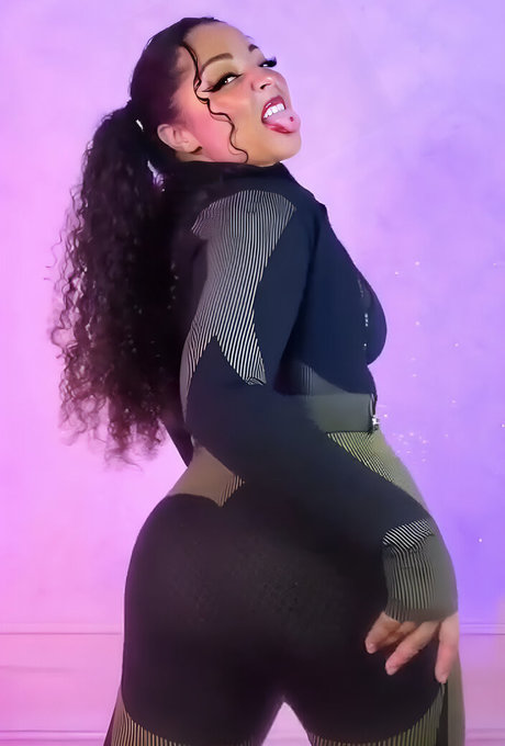 scaletspyderque model beautiful photo