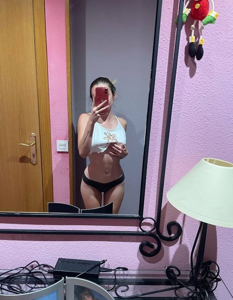 Onlymireiaa naked model photos