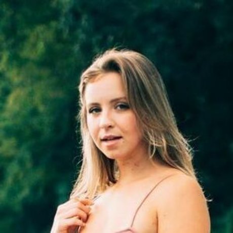 Sarah Senecal naked actress pictures