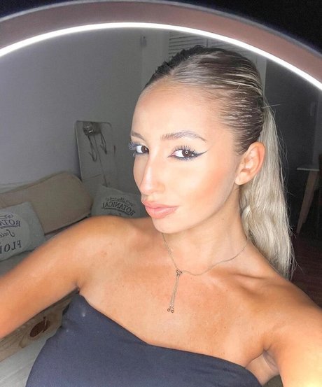 BustyAna erotic pornstar img