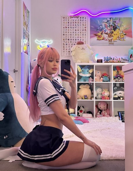 Luvstruck model high quality pic