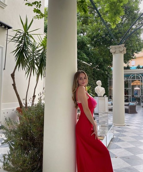 Charlotte Bregman pretty model image