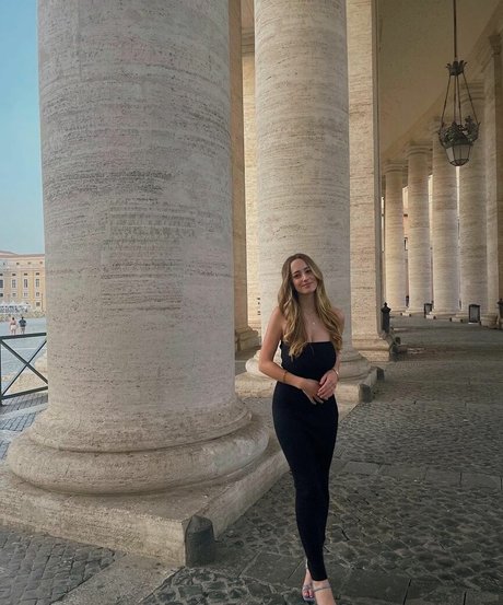 Charlotte Bregman naked model picture