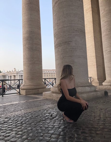 Charlotte Bregman erotic model pic