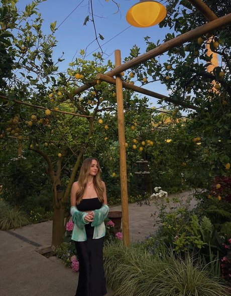 Charlotte Bregman naked star img